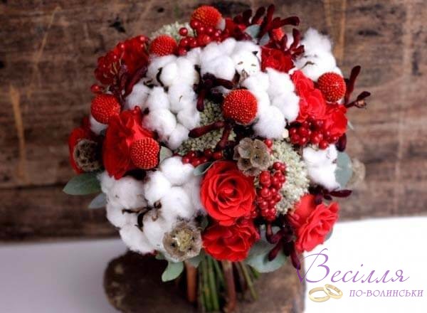 yarkij-svadebnij-zimnij-buket-s-krasnimi-rozami