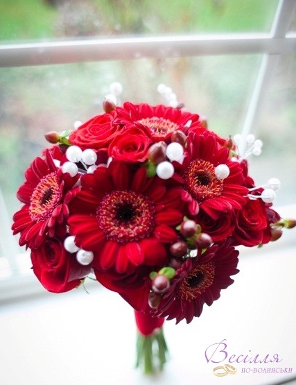 zimnij-svadebnij-buket-krasnie-gerberi-busini