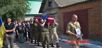 На Волині загиблого героя зустрічали на колінах. ФОТО