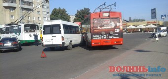 У Луцьку автобус в’їхав у тролейбус