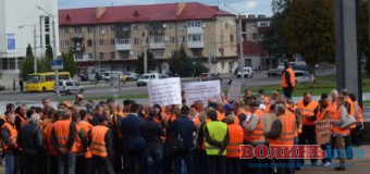 “Хочемо, щоб гроші йшли на працівників, а не комусь у кишеню”, – страйк дорожників у Луцьку