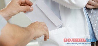 Лучанку судитимуть за спробу дати хабар лікарям