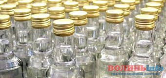 Затримали волинянина, який продавав самогон прямо на ринку. ФОТО