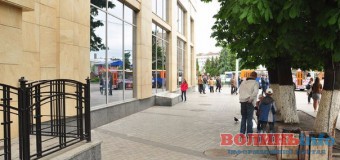 У Луцьку біля ЦУМа пропонують почитати книгу, очікуючи на маршрутку. ФОТО