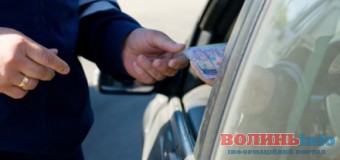 На Волині працівника ДАІ судитимуть за $500 хабара