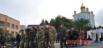 Волиняни на колінах зустріли тіло ще одного Героя