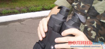 Замість квітів вчителям луцькі школярі придбали для військових тепловізор
