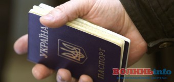 У Луцьку в день виборів миттєво видають паспорти та вклеюють у них фото