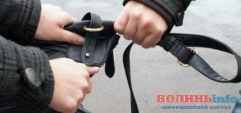 У Луцьку на зупинці пограбували хлопця