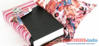 У Луцьку роздають “книги-інтриги”