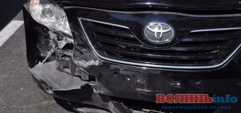 На Волині Toyota врізалася у придорожнє дерево