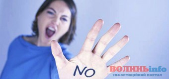 На Волині бібліотекар відмовилася взяти подарунок від кандидата в депутати. ФОТО