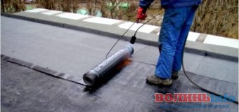 У Луцьку ремонтують покрівлі житлових будинків