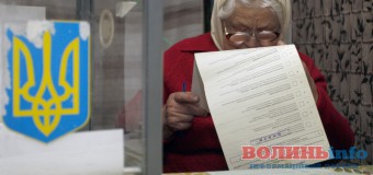 На Волині бабця проголосувала на капоті авто. ВІДЕО