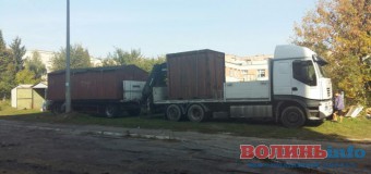 У Луцьку “очищають” вулицю Воїнів Інтернаціоналістів. ФОТО