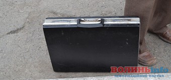Біля луцького ЦНАПу знайшли підозрілу валізу