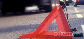 У Луцьку дорогий автомобіль розтрощив бетонний ліхтар
