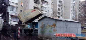 У Луцьку вулицю Кравчука і проспект Соборності очистили від “черепашок”. ФОТО