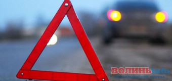 У Луцьку вантажівка «не вписалась» у поворот