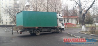 У Луцьку з проспекту Соборності вивозять “незаконне”. ФОТО