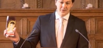 Порошенка в Нідерландах “потролили” шоколадкою