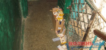 Лучани скаржаться, що їхні під’їзди не прибирають уже 9 місяців