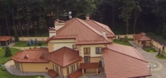 Журналісти зняли на відео розкішний будинок СБУшника, якого вдарив Парасюк