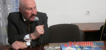 Відомий історик представив свої книги у луцькій бібліотеці. ФОТО