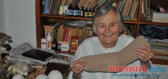Бабуся з Волині забезпечує воїнів теплими шкарпетками