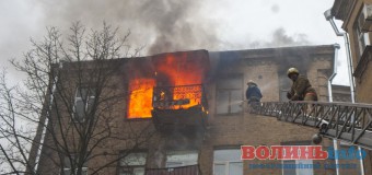 Поблизу луцької мерії горить будинок