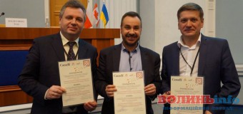 Активіста з Волині нагородив канадський посол