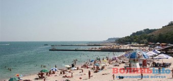 Як українці вкінці грудня засмагають та купаються в Чорному морі. ФОТО