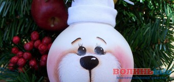 Лучан вчитимуть робити новорічні іграшки з лампочок