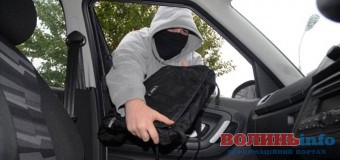 У неуважної волинянки обікрали автомобіль