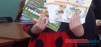 Маленька волинянка вразила «Укрпошту» малюнком села
