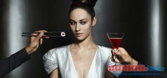 Чоловік змусив невірну дружину пройтися голою по вулиці. ВІДЕО