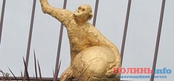 У Росії збудували золоту мавпу з м’ячем, щоб виграти чемпіонат світу