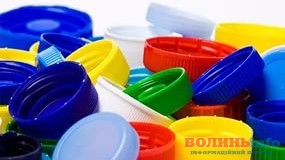 Українців закликають не збирати пластмасових кришечок