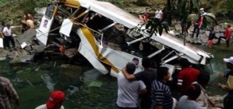 У Мексиці автобус впав з 30-метрового обриву