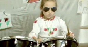 7-річна українка приголомшливо грає на барабанах. ВІДЕО