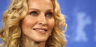 Мадонна оголила груди фанатки під час шоу. ВІДЕО
