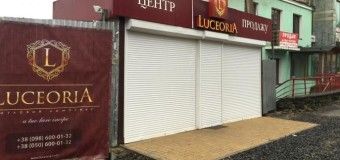 У Луцьку демонтують кіоск, де продають квартири скандальної забудови