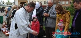 Лучани освячують великодні кошики. ФОТО