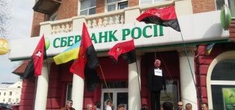 У Полтаві на російському банку “повісили” опудало Путіна