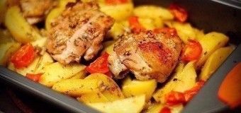 Соковита курка в кефірному маринаді з ароматною картоплею і травами