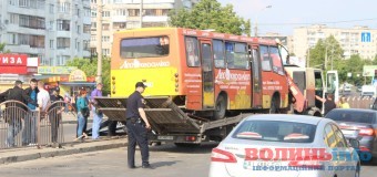 Маршрутку, на яку впав білборд, евакуювали. ФОТО