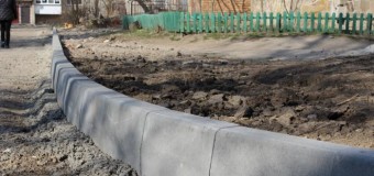 Лучани просять відремонтувати територію біля їхнього будинку