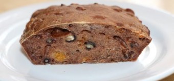 Медовик з горішками та сухофруктами