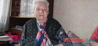 Луцьк непомітний: бабуся, яка просить милостиню заради дочки