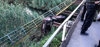 У Маріуполі автівка військових злетіла з мосту в річку